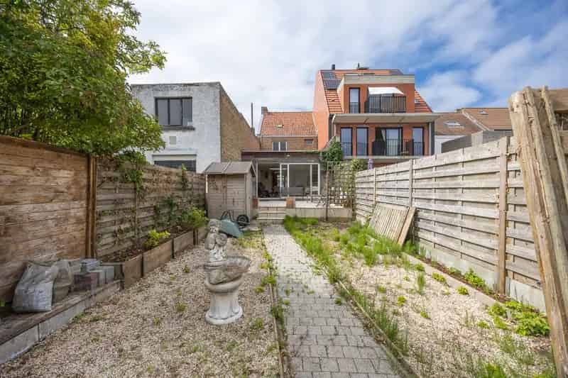 Ruime te renoveren woning met zonnige tuin en tal van mogelijkheden.