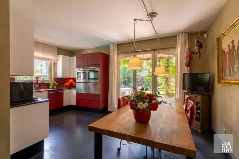 Zuiderse villa met zwembad in een rustige straat, op een perceel van 16a93ca!