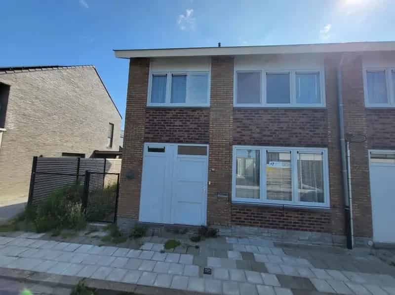 Te renoveren halfopen bebouwing met tuin

Deze deels te renoveren halfopen woning biedt een uitstekende kans om een ruime en comfortabele eengezinswoning te creëren met 3 slaapkamers en een aangename tuin.
Dankzij de gunstige ligging en het potentieel is 