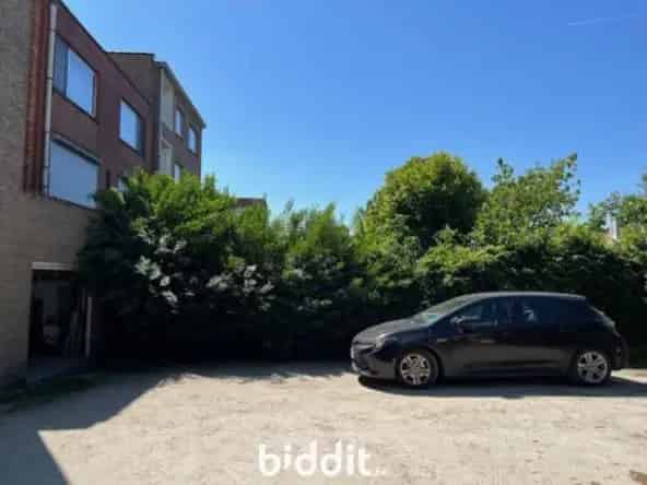 Lot 2: Garage B2 + parking B2