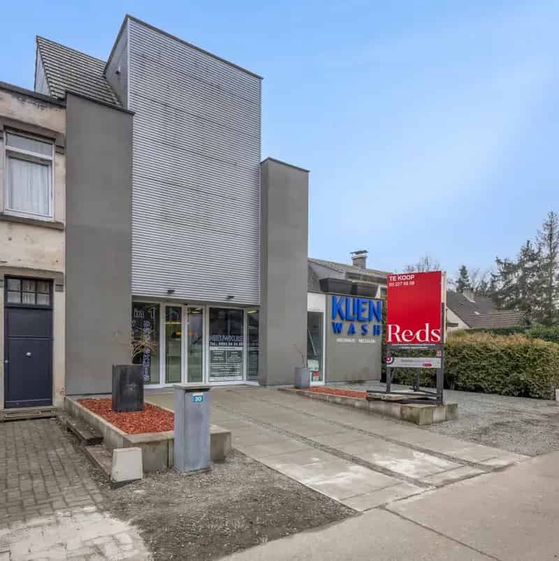 Modern gebouw met handelsgelijksvloers + duplex 1slpk app.