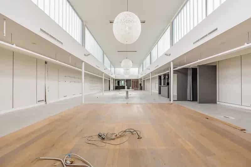 Kantoor in delen of in zijn geheel te huur en te koop, opp. 485 m² met kitchenette, groot apart kantoor en 2 slpks.