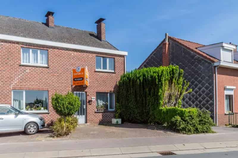 DRIEGEVEL WONING MET 2 SLAAPKAMERS & TUIN !