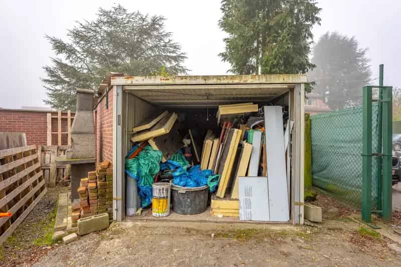 Lot van 1 magazijn, 3 garageboxen, 1 berging en 5 parkings