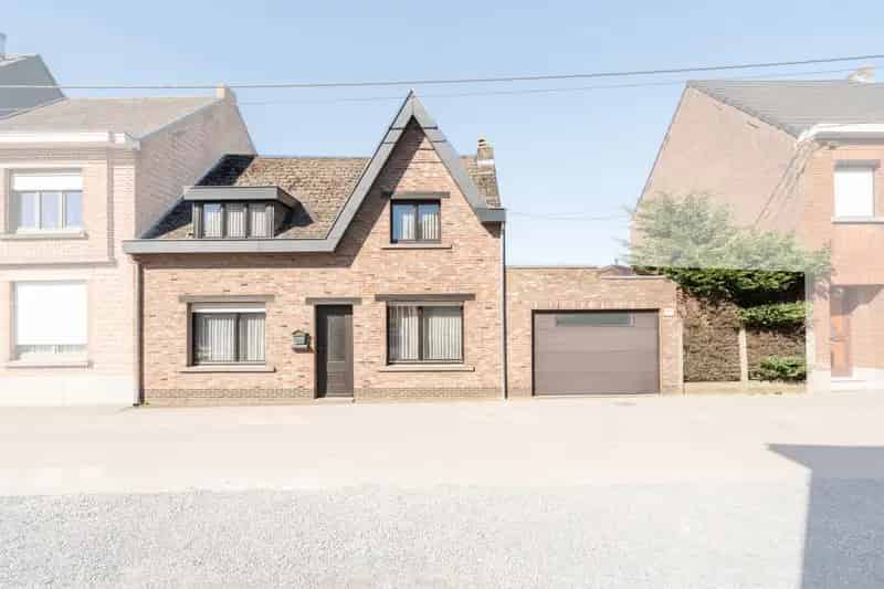 Ben je op zoek naar een te renoveren woning met tal van mogelijkheden? Zoek niet verder! Deze woning gelegen in de Smesweg is zeker iets voor jou! 

Indeling gelijkvloers:
- Inkomhal
- Bureau
- Woonkamer
- Keuken
- Badkamer met douche

Indeling eerste ver