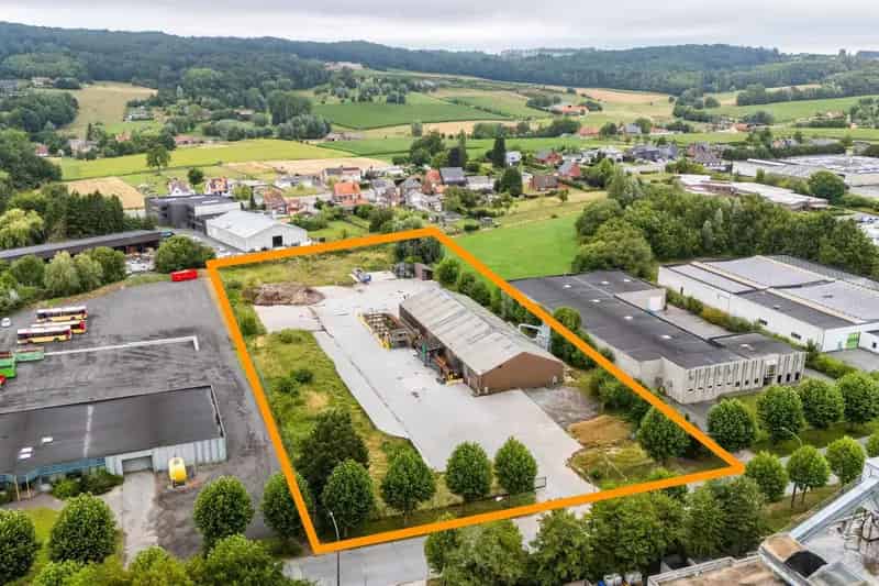 Industriegebouw met ruime industriegrond te koop in Ronse