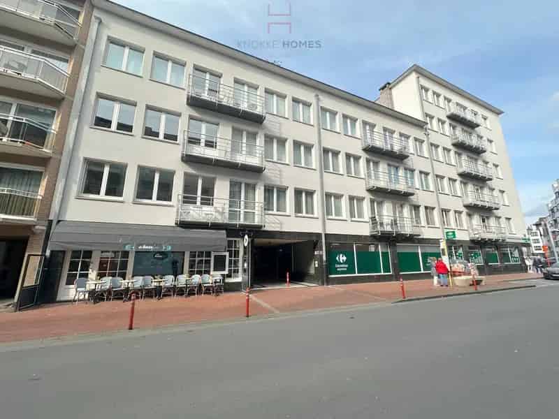 Twee parkeerplaatsen in een zijstraat van de Lippenslaan