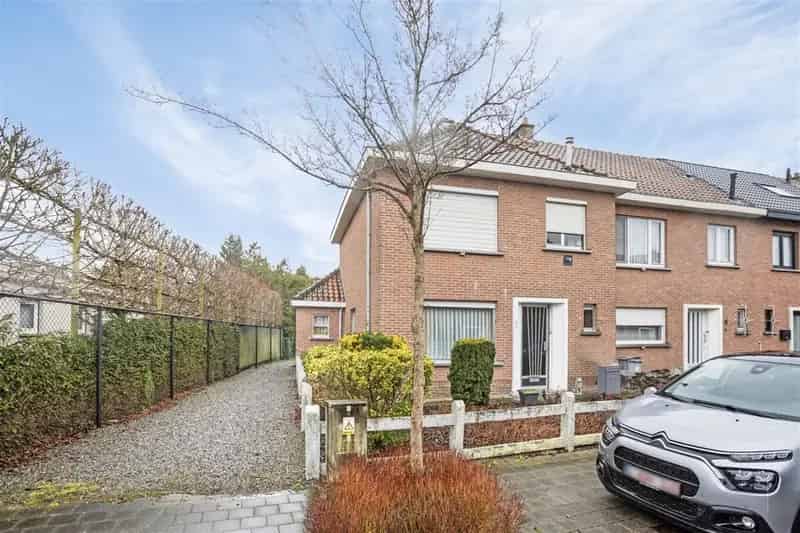 Halfopen bebouwing met 3 slaapkamers - op te frissen