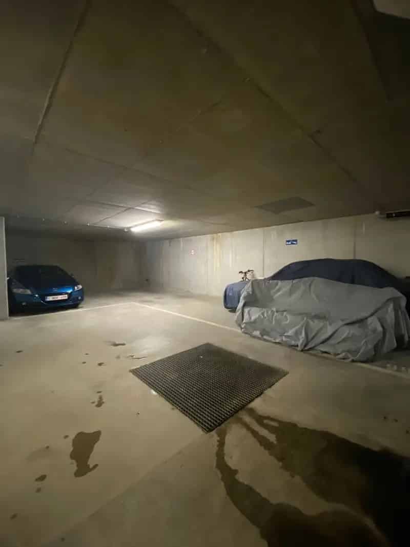 Grote autostaanplaats in recente ondergrondse garage te koop
