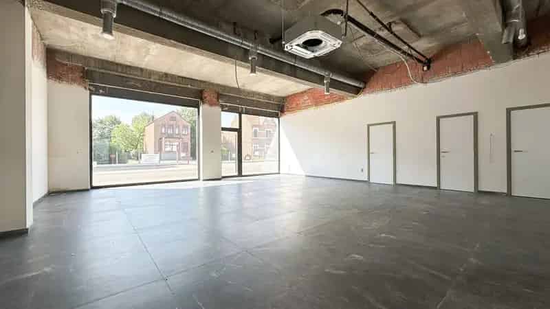 Afgewerkt handelspand van 90m² in Heppen met parkeerplaats!