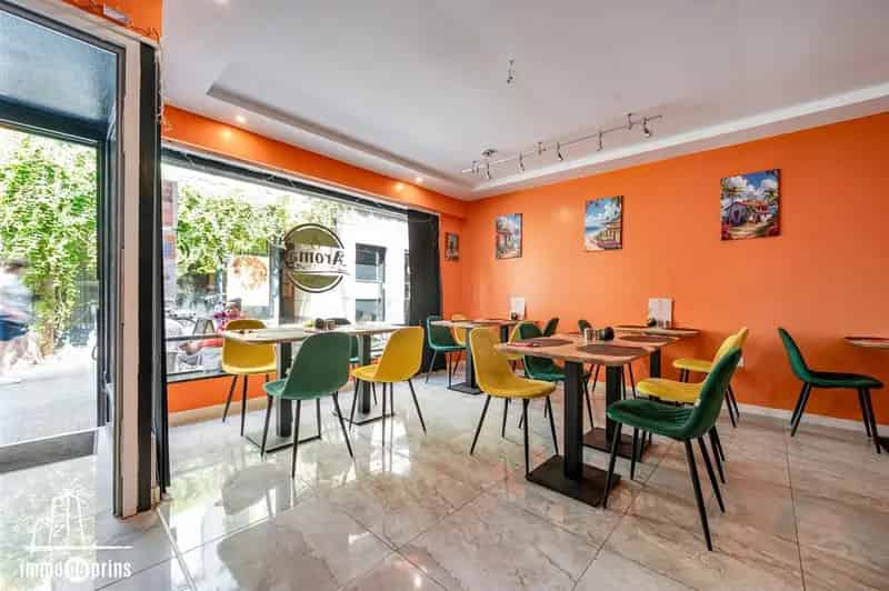 Opbrengsteigendom winkel met woonst