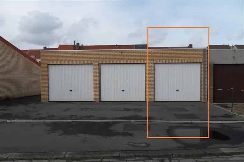 Garagebox te koop met oprit nabij Camiel van den Busschestraat