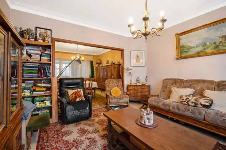 Te renoveren woning met magazijn in Lint