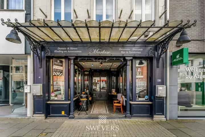 Multifunctionele handelsruimte van 187m² met terras en ruime berging in centrum Leopoldsburg