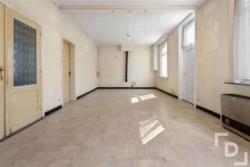 Te renoveren woning met ruime tuin en inpandige garage.