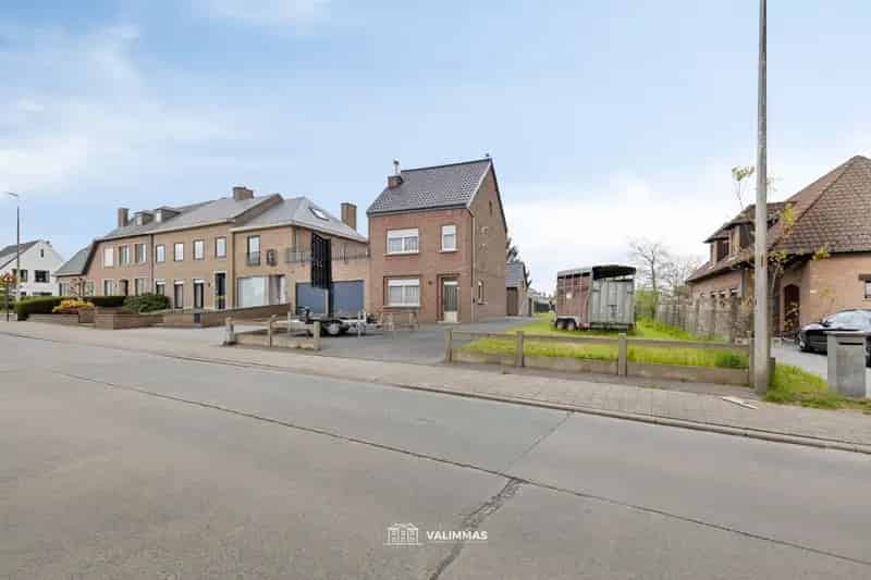 Verzorgde driegevelwoning met garage en grote tuin...