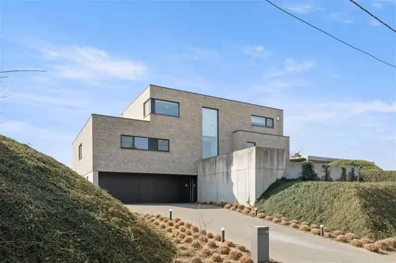 PRACHTIGE VILLA MET SERVICEFLAT EN EEN LIFT OP EEN PRACHTIG PERCEEL IN SINT-TRUIDEN