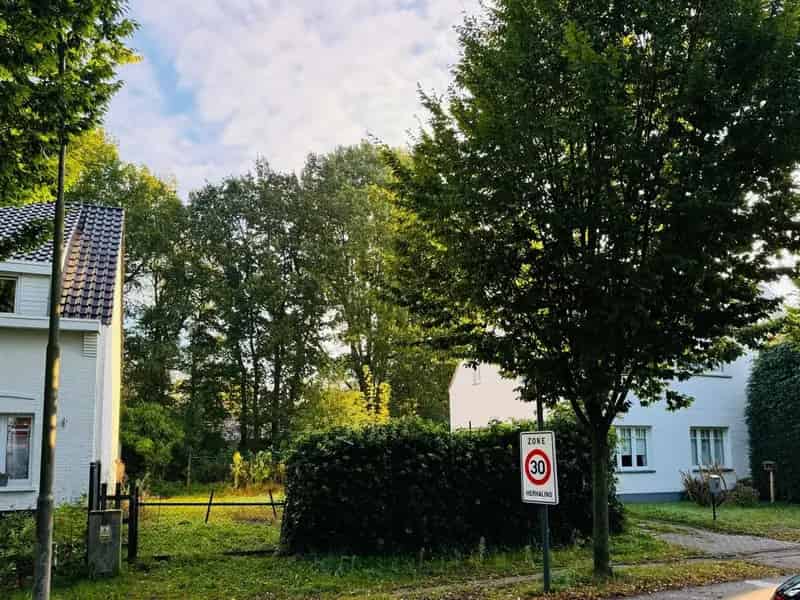 Bouwgrond half open woning in rustig groen kader