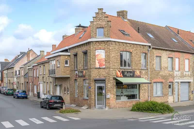 VEURNE: Verkoop van de gekende zaak bakkerij Petit Paris, bestaande uit een gerenoveerde handelsruimte met eveneens (grotendeels) gerenoveerd woongedeelte.