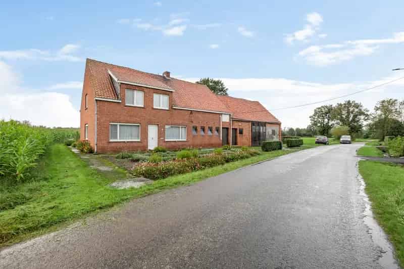 Langgevelhoeve met stallingen en weiland op 1hectare 73are en 79centiare.