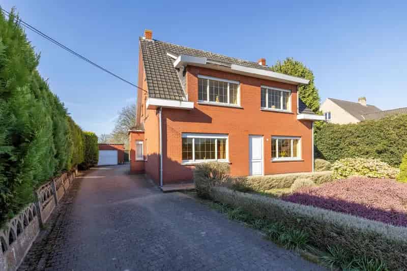 Te renoveren woning op een perceel van ca 2343 m²