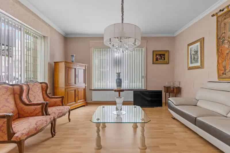 Karaktervolle woning met koer en garage in hartje Assebroek!