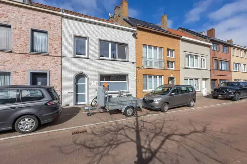 Gerenoveerde en zonnige rijwoning te koop in Oostende