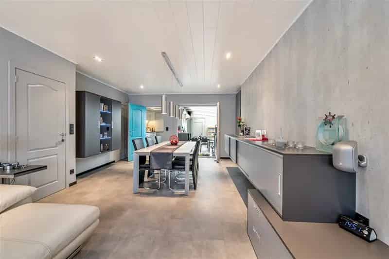 Ruime halfopen bebouwing met 4 slaapkamers, grote tuin en dubbele garage