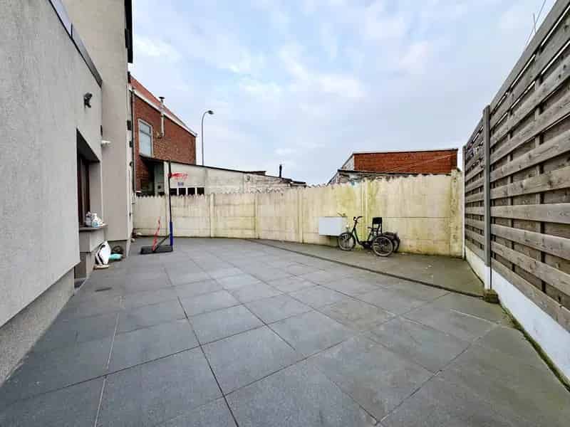 GERENOVEERDE HALFOPEN WONING MET 4 SLPKS EN RUIM TERRAS