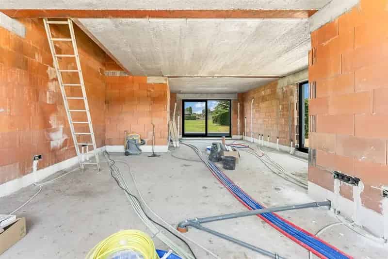 KWALITATIEF EN ENERGIENEUTRALE WONING OP RUSTIG GELEGEN PERCEEL TE PAAL