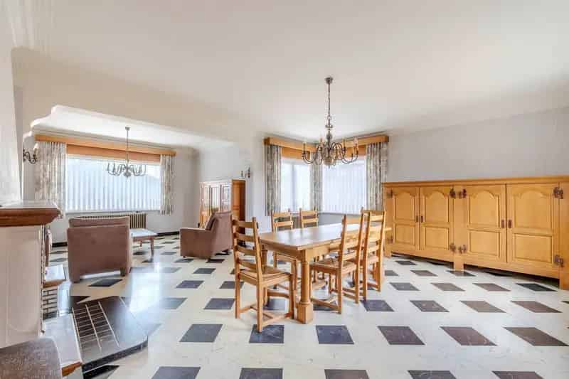 Te renoveren woning met potentieel gelegen op toplocatie