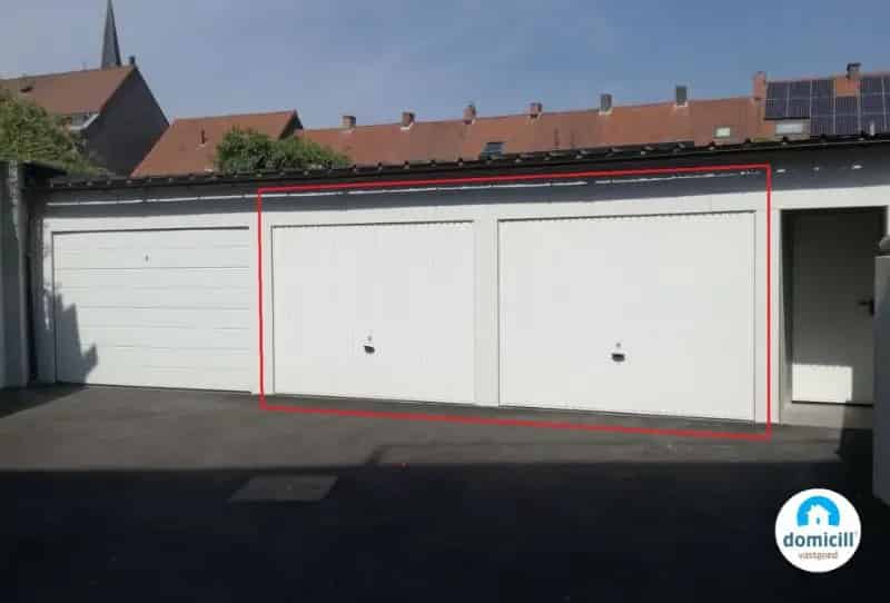 Roeselare, nabij station : Garage te huur in nieuwbouwcomplex met automatische inrijpoort, de individuele garagepoort is manueel.