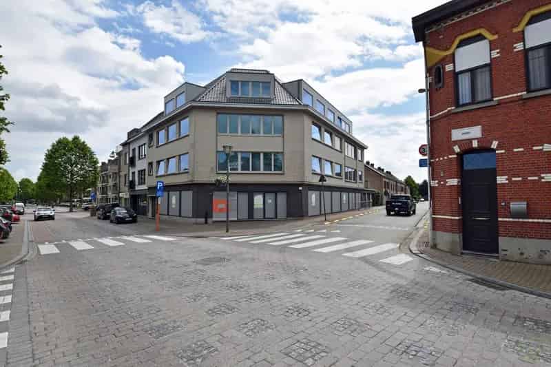 Ruim handelspand met topligging te huur in Zomergem!