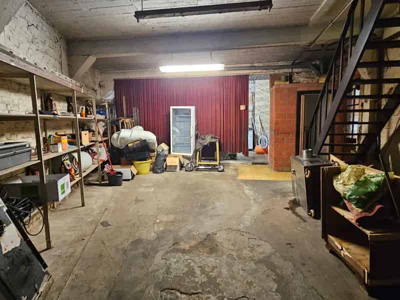 Ruime hoekwoning met grote garage/werkplaats !