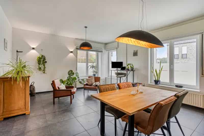 RUSTIG GELEGEN WONING MET DUBBELE GARAGE / OPSLAG EN VERZICHT