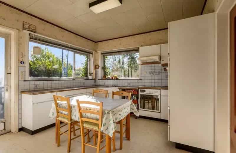 Deze bungalow is zeer rustig gelegen doch centraal gelegen in het centrum van Weerde (Zemst) op wandelafstand van het station, school, kinderopvang, winkels, etc. De oprit van de E19 te Zemst bevindt zich eveneens vlakbij: van hier is men op slechts 10 mi