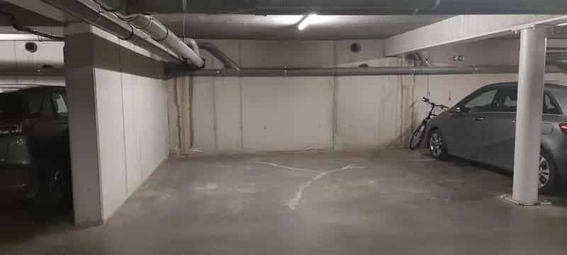 Ondergrondse Staanplaats In Afgesloten Gebouw.