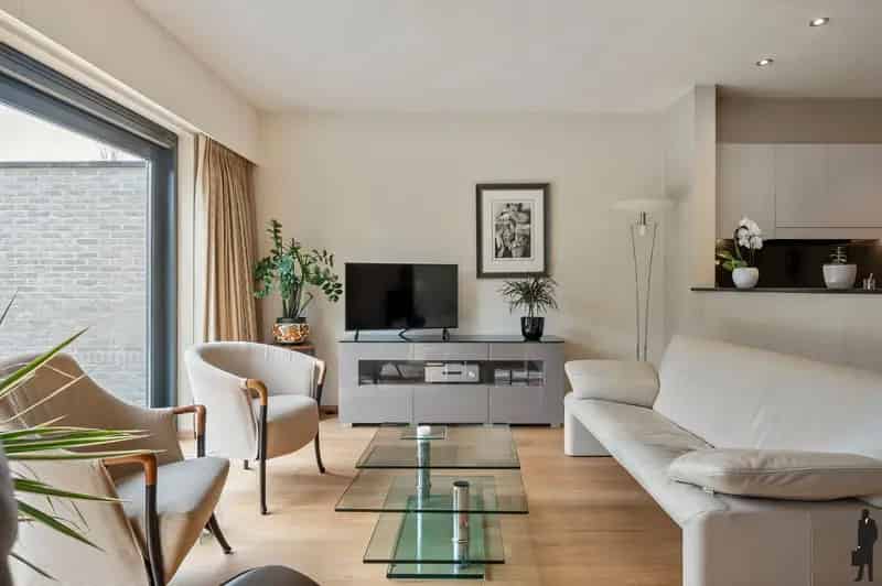 Volledig instapklare, tijdloos afgewerkte woning op wandelafstand van het centrum van Brasschaat, gelegen in een rustige residentiële straat.