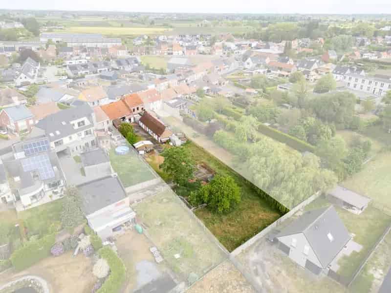 Te renoveren woning met bijgebouwen op perceel van 1697 m²