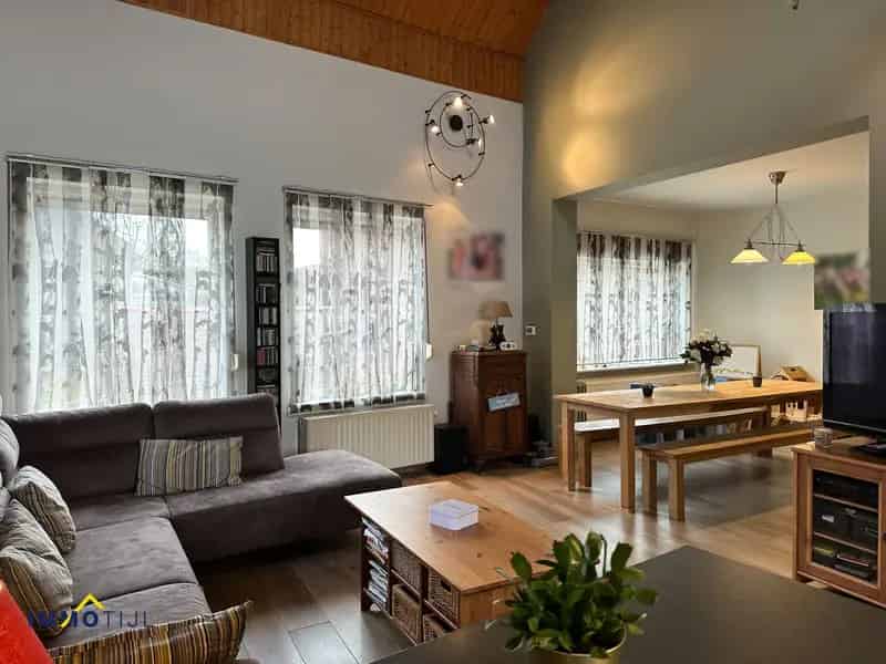 Ruime gezinswoning met 5 slpks, tuin & garage te Moorsel!