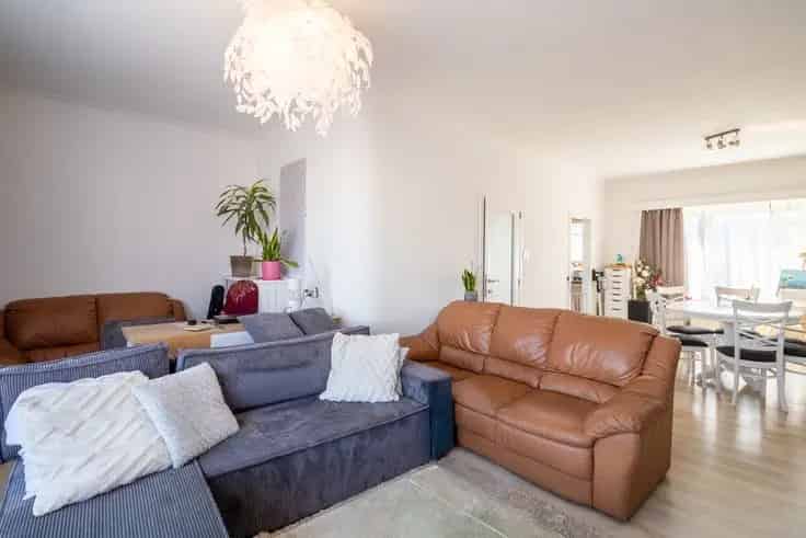 Huis Te Koop met Garage en Tuin Nabij Winkels