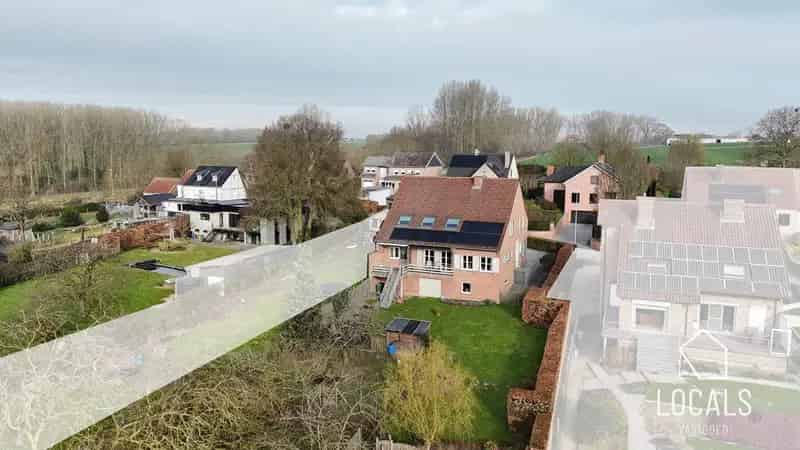 Ruime woning met 5 kamers, 2 garages en prachtig uitzicht