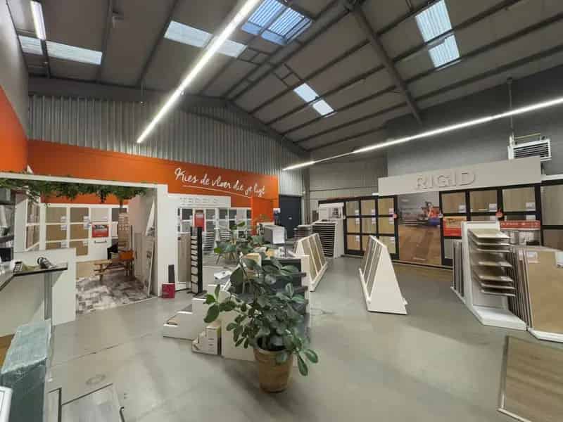 TE HUUR/TE KOOP bedrijfsgebouw op zichtlocatie te Aartselaar