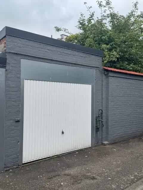 Rustig achterin gelegen garagebox te huur