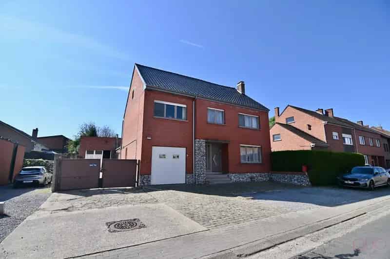 Ruime open bebouwing met 4 slaapkamers en achterliggende loodsen
