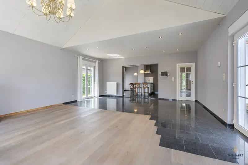 LANDELIJKE WONING MET DRIE SLAAPKAMERS EN WEIDE.