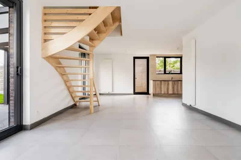 Instapklare woning met garage en tuin.