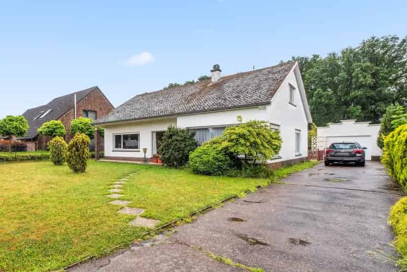 Alleenstaande woning op 14a 42ca met 3 grote slpks en garage