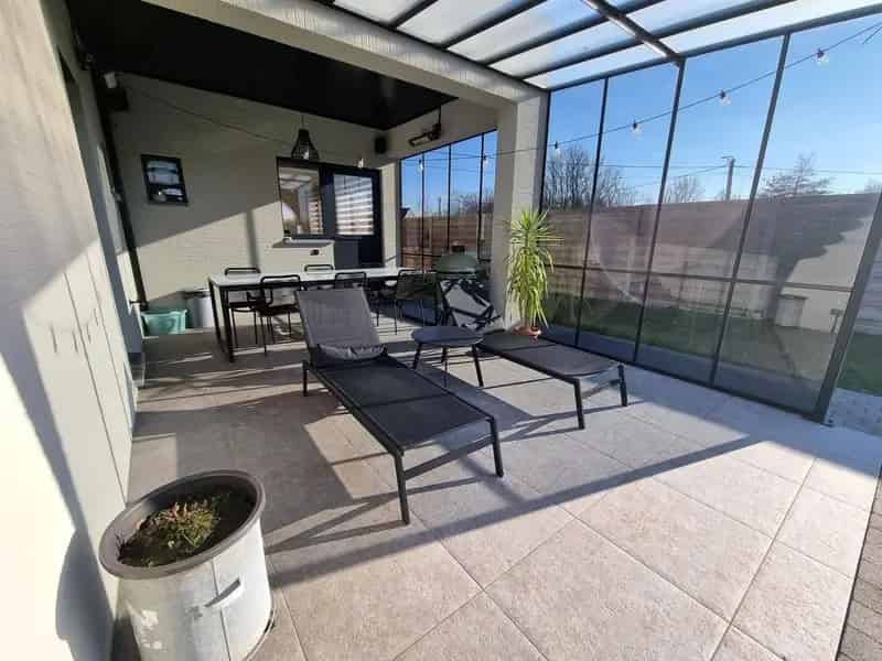 Instapklare woning met 5 slaapkamers met groot naastliggend magazijn. Ideaal voor zelfstandigen.
