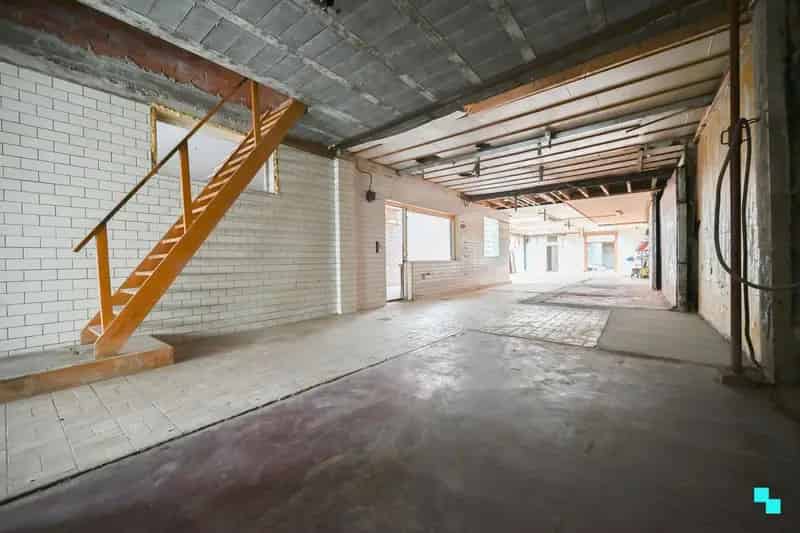 Bedrijfsgebouw met bovenliggend appartement te Sint-Eloois-Winkel